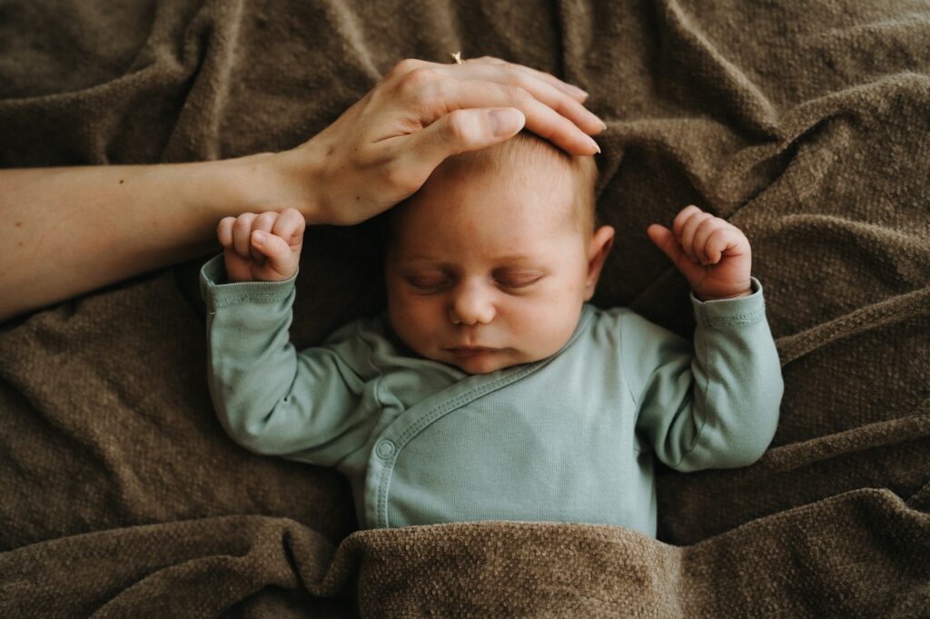 sanfte Craniobehandlung eines Babys durch Tanja Bicker in Stans